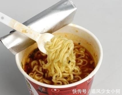 有个|吃了30年泡面才发现,桶面竟然有个“小机关”,尝试后太厉害了