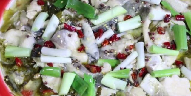  爽口|大厨手把手教你酸菜鱼的正宗做法，滑嫩鲜美，酸辣爽口，超级下饭