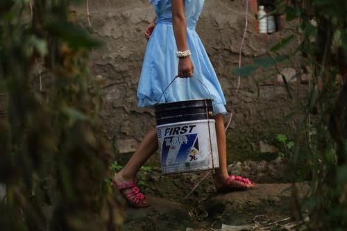  小女孩|实拍：农村9岁小女孩暑假在街头卖菜，最大心愿是能上大学