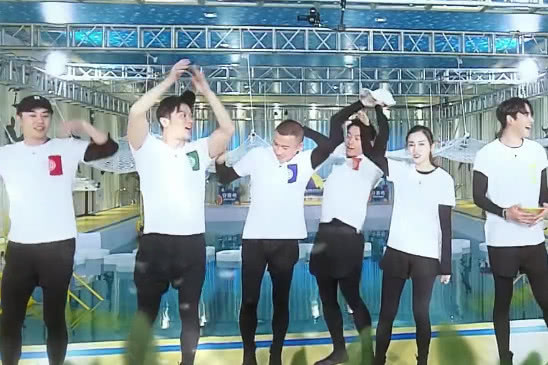 侮辱|《跑男》再现重大穿帮,谁注意到宋雨琦的脚?网友:简直侮辱智商