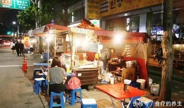 面包|大妈卖网红小吃,一份10元还带“面包”,一天卖出几百份!