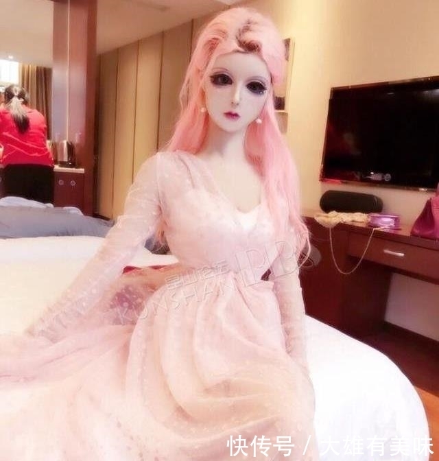 迪丽拉|真人芭比打哈欠，刚好被拍了下来，嘴巴都快裂开了？