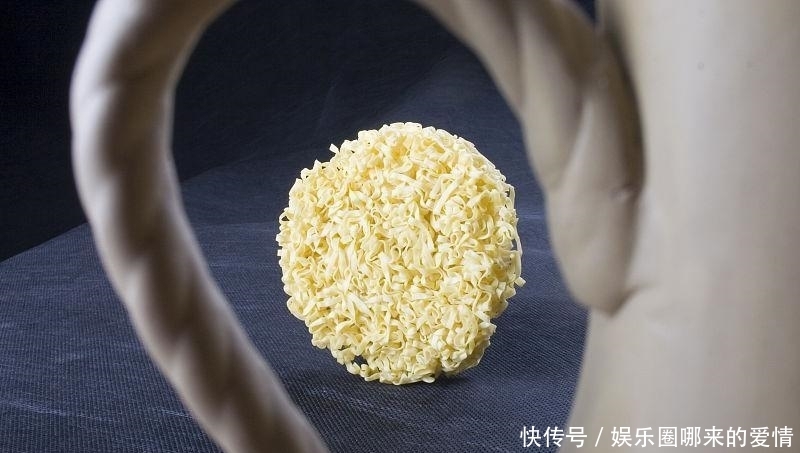 腹泻|男子吃过期方便面致腹泻 索赔“450万”反被判蹲8年 罚款2万