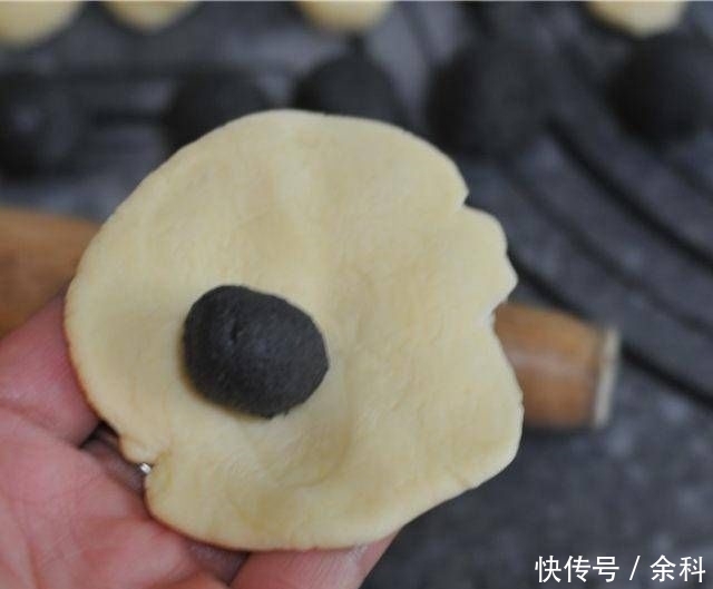 面团|玉米汁蘑菇面包，逼真，甜软上瘾