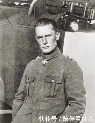 参观|历史罕见照:躺棺材中的墨索里尼,参观女子学院的希特勒,坦克上煎蛋的德军