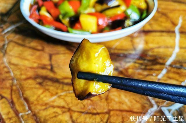 土豆|茄子土豆和青椒做出一盘地三鲜,成本也就5块左右,好吃赛过肉