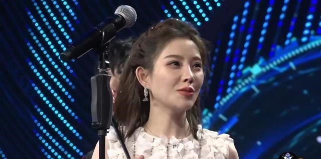 同台|冯提莫咖位逐渐变大,与钟镇涛同台演绎,和吴亦凡杨幂成搭档