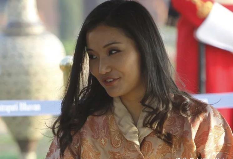 不丹王室|30岁佩玛罕见当老师!整个教室座无虚席,冰山美人终于微笑了