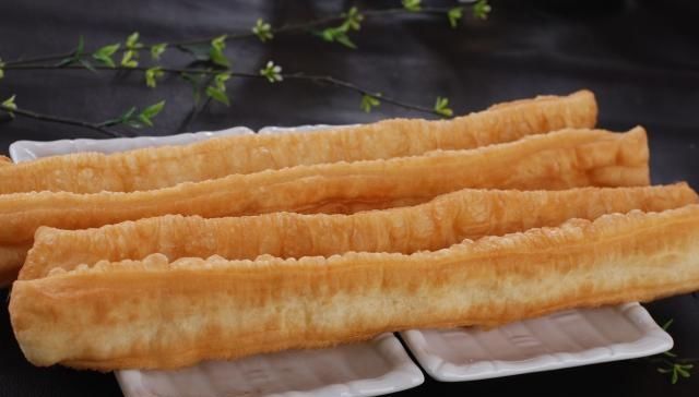 能炸|怎样能炸出美味的油条大厨透漏,学会3步,有面粉就能炸出油条