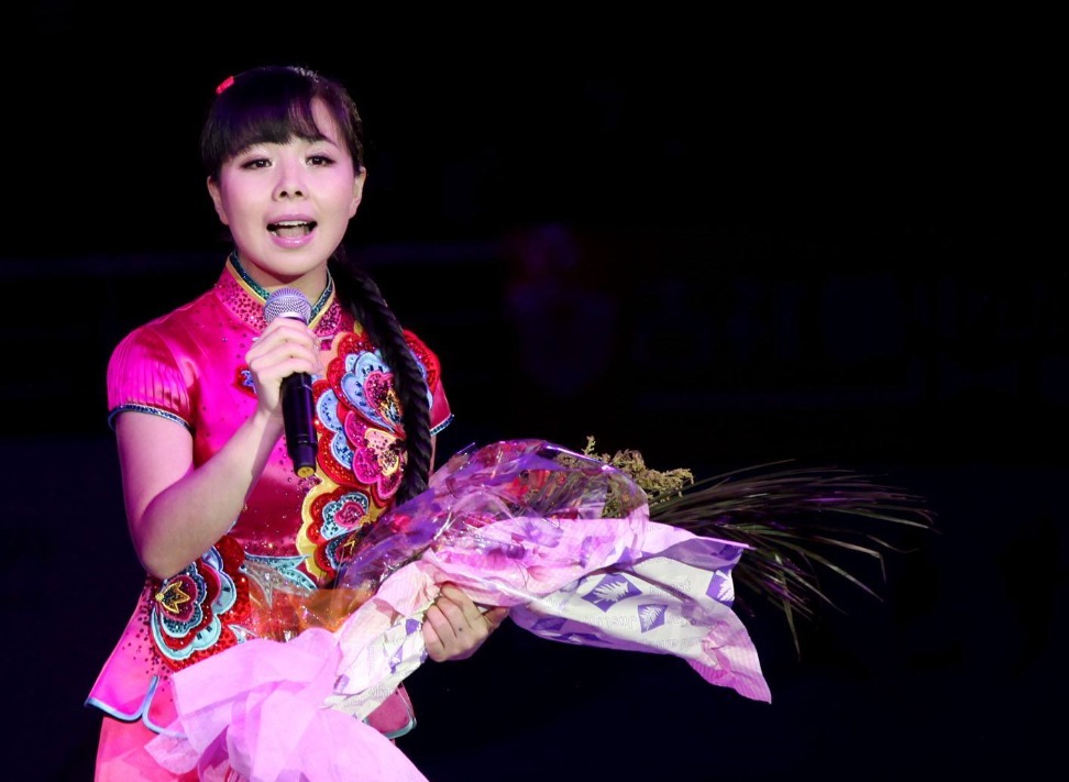 回到|国家一级演员因买不起房,回到农村种田,如今放牛带娃成日常