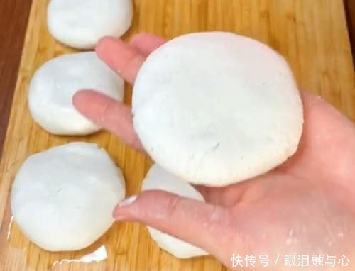 香脆|仅要一碗糯米粉,教你做油炸糕,金黄香脆软糯,新手也能一次成功