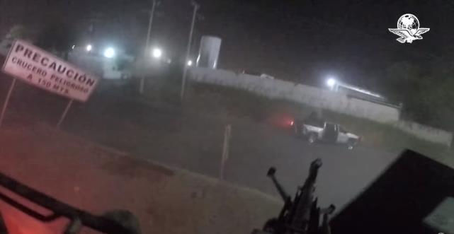 军警|毒贩俘虏遭就地处决!墨军警铁腕手段惹争议,现场画面很血腥