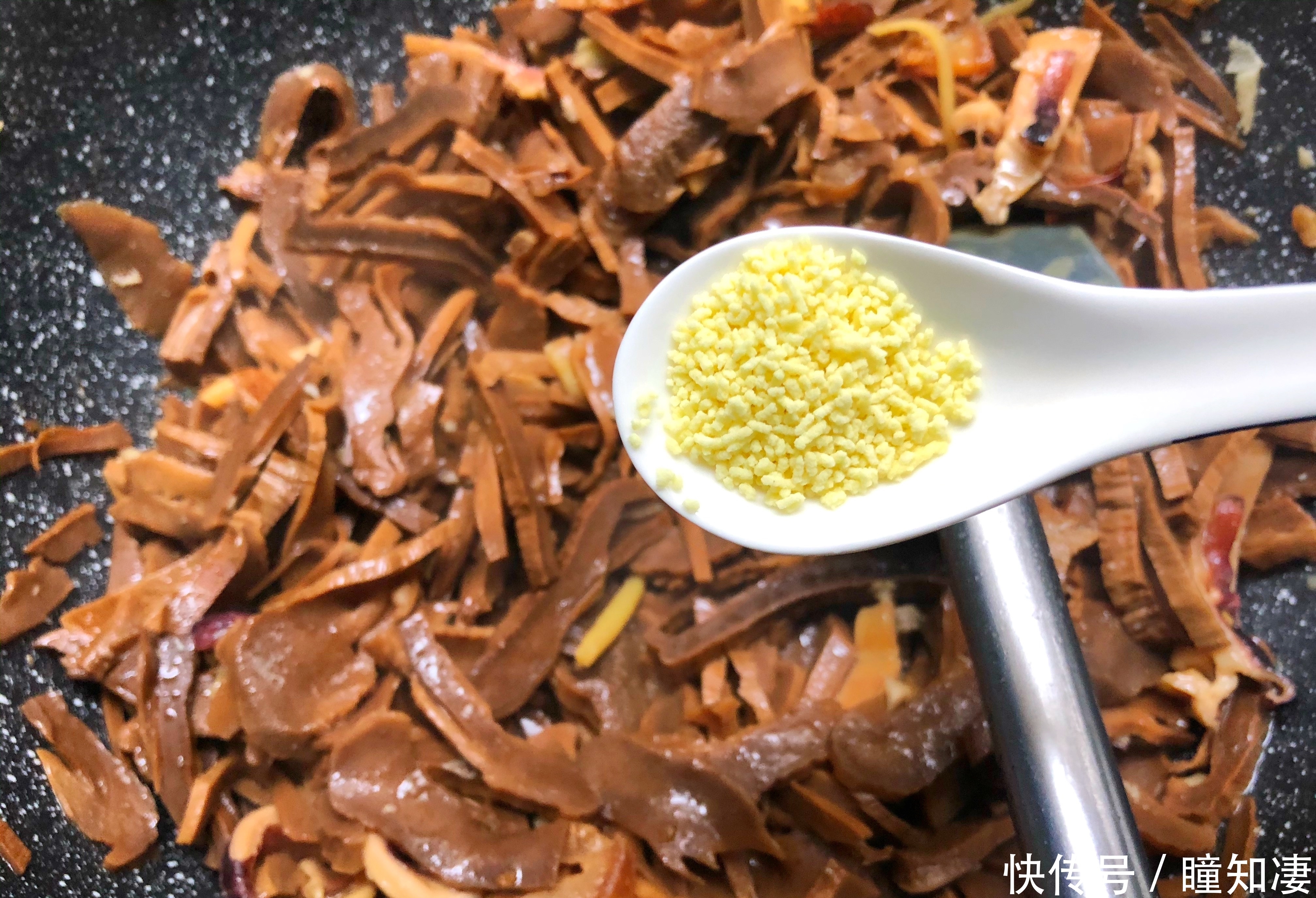 下饭|这食材,我每次遇到必买,一斤30元,简单一做,鲜香美味又下饭