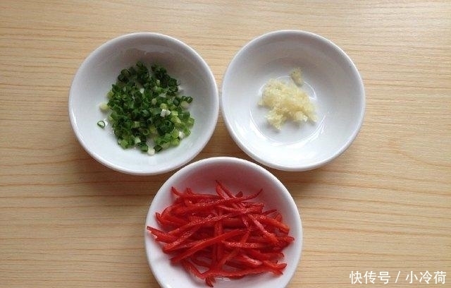 辣椒|凉拌海带脆爽入味操作要点，浇油1步最重要，香菜辣椒要放对位置