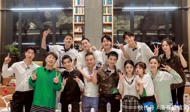 超越|《中餐厅》晒杀青照,赵丽颖绝对C位,而粉丝们却在找杨超越