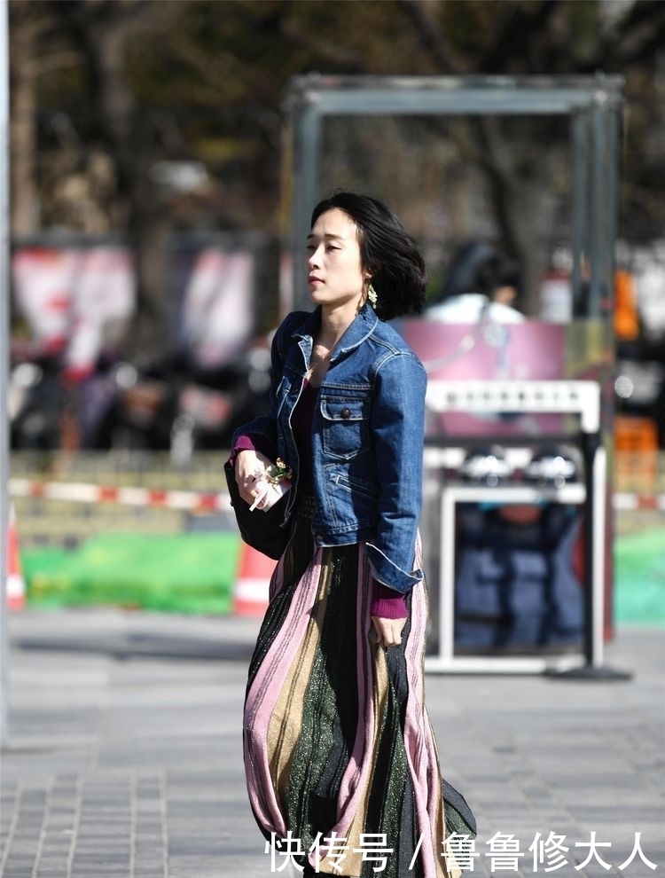 搭配|街拍:美女连衣长裙彩色的大裙摆,搭配牛仔夹克,风格休闲时尚!
