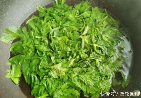 将芹菜|芹菜别炒菜了,教你新吃法,加2个鸡蛋,不炒不凉拌,鲜嫩特香