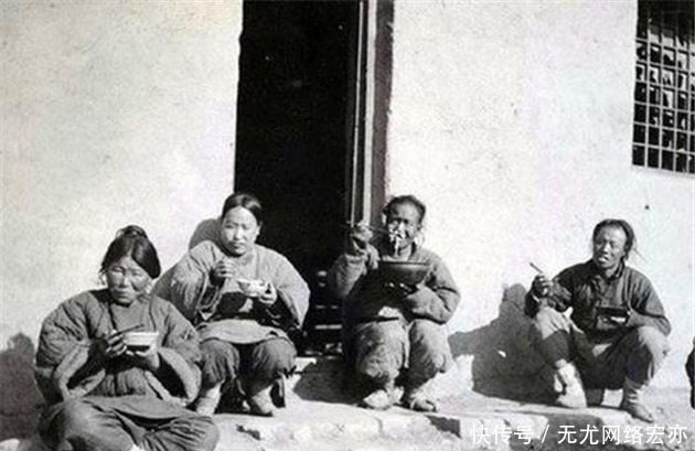 吃饭|一组照片看晚清:图三是蹲在门口吃饭的百姓,图四是带孩子的奶妈