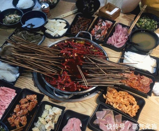 白领|宜宾新晋“美食街”,一到饭点儿人挤人!学生、白领都爱去……