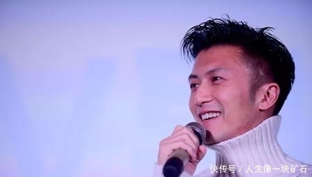 尊重|李健站他站,李健坐他才坐!40岁谢霆锋节目后台谦逊有礼尊重人