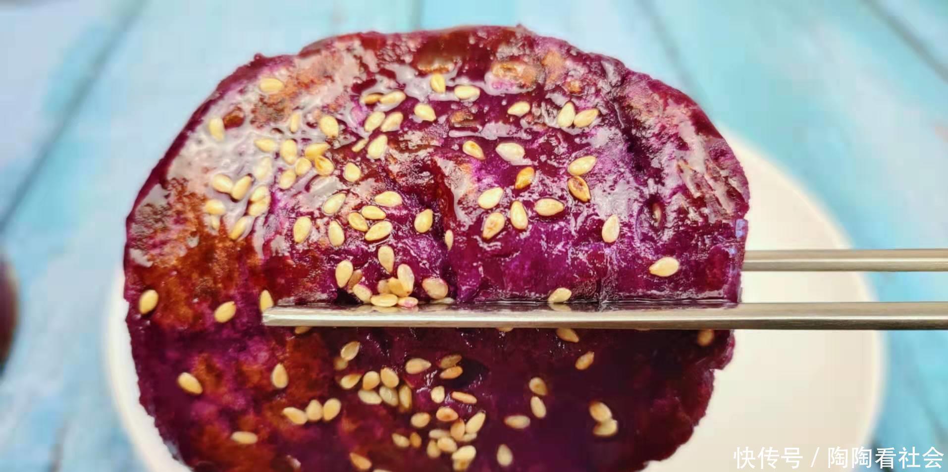 紫薯|紫薯别再蒸着吃啦,加点糯米粉搅一搅,我家这样做总是吃不够