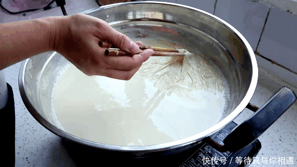 放心|腐竹不用买,1斤黄豆1口锅就能做,豆香浓郁又筋道,家人放心吃