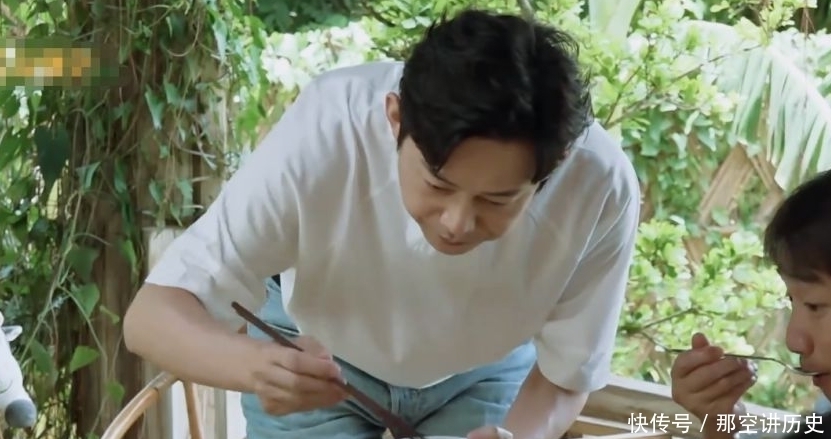  黄磊老师|《向往4》黄磊做豆腐鱼，看到无滤镜食物后，网友：不会做别装！