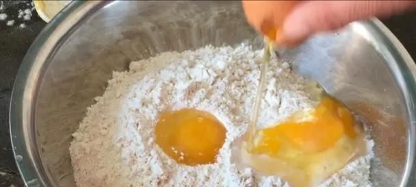 店老板|炸油条用小苏打、食用碱全错油条店老板教你正确做法,金黄酥脆