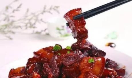  冰糖|做红烧肉时，用冰糖还是白糖？厨师长：做错了，难怪红烧肉会发苦