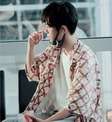 动作|肖战吃草莓姿势太撩!看到汁水溅开后他的动作,网友:这谁受得了