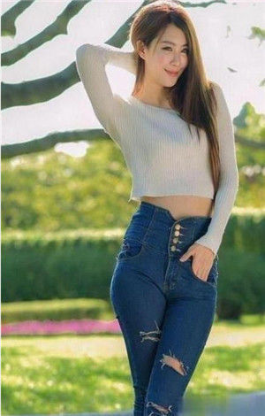 小姐姐|街拍:小姐姐绿色的燕尾连衣裙,时尚清新有活力,笑容甜美可爱