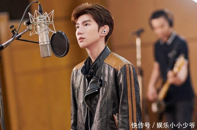 艺人|8月“最火”的00后艺人何洛洛第六,王源第二,榜首真霸榜!