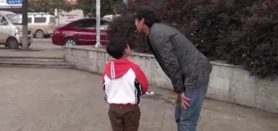 魔爪|4岁孩子被陌生人一把抱走，关键时刻喊出5个字，逃离人贩子魔爪