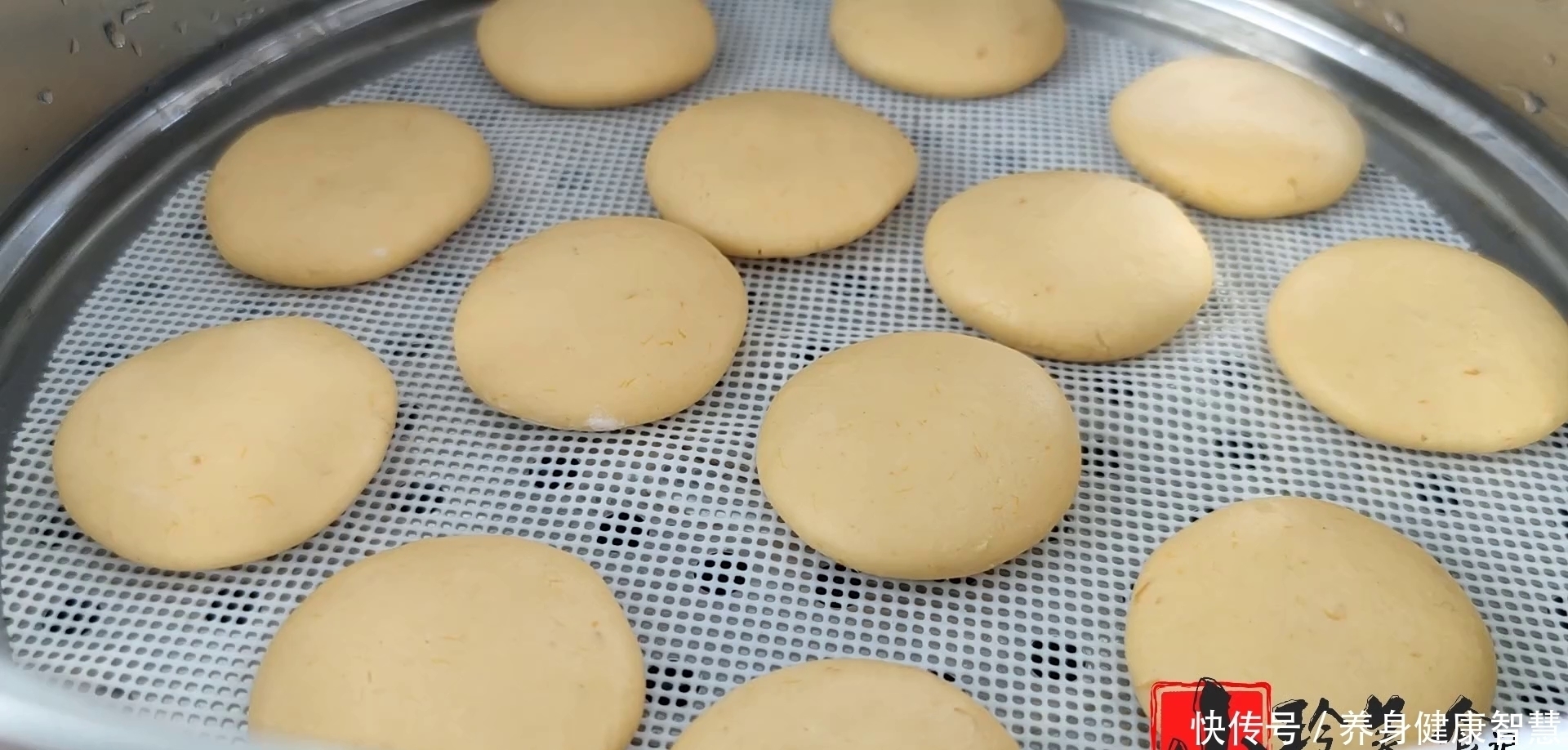 无水|南瓜饼又出新做法了,无水无油,软糯香甜又劲道,全家人都爱吃