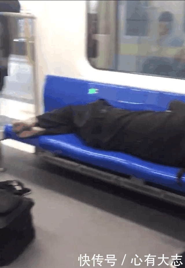 解气|男子光脚占座椅, 网友想出损招惩治, 实在是解气!