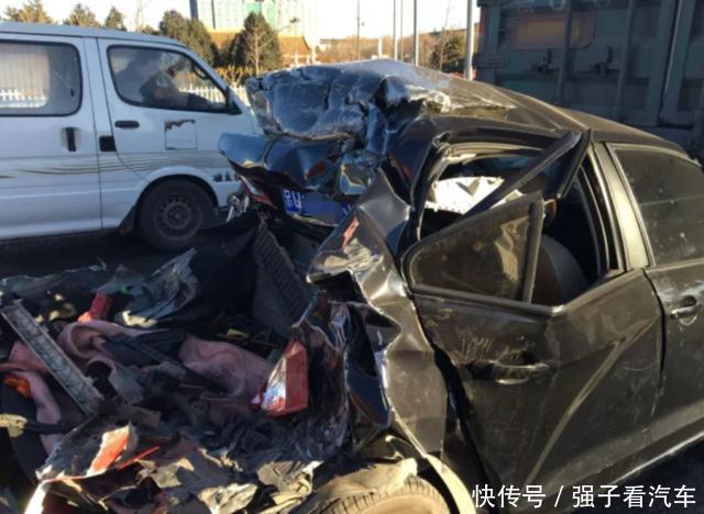 车直接|大众捷达被半挂车追尾,直接报废,车主:这下够我吹一辈子牛了