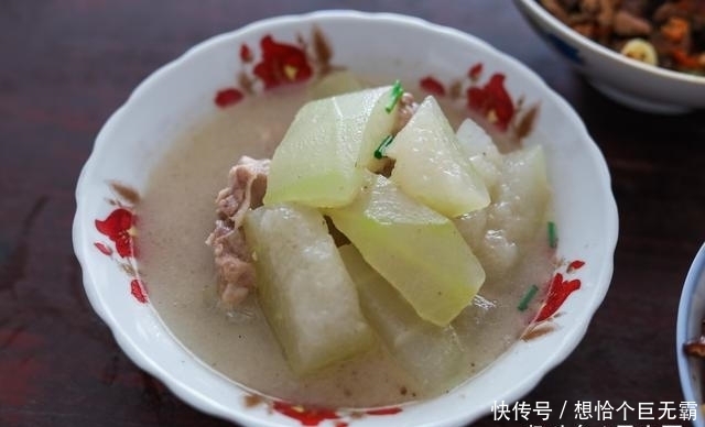 二伯母|亲戚来陪二伯过生日,二伯母做了9个菜招待,网友:朴实的农家菜