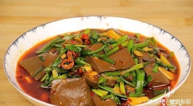  韭菜炒鸭血|一把韭菜和一块鸭血。如果再加上这一步，鸭血就不会散了