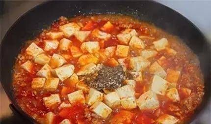  美味|麻婆豆腐以其美味和辛辣的食物而闻名，它又软又嫩