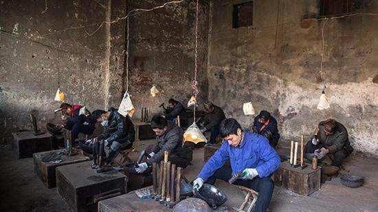 不粘锅|农村“土不粘锅”,靠电视一炮走红一锅难求,如今100一个没人要