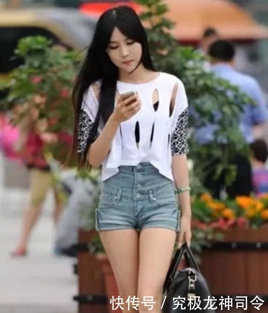 时髦|街拍:简单穿搭的时髦美女,搭配的好一样美,身材曼妙魅力十足