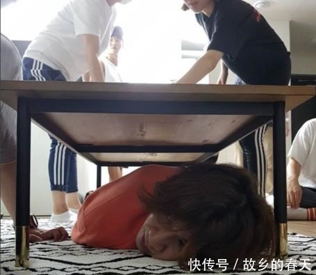 桌子|李光洙狡猾躲桌子底下,宋智孝拟接新剧扮演单身女!