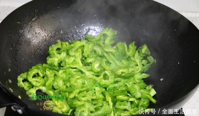 辣椒|苦瓜不管加什么炒,只要掌握这3个技巧,苦瓜不苦,翠绿爽口
