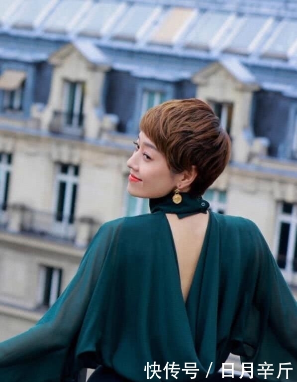 马伊|马伊琍简直是“气质女神”,墨绿色雪纺衫配半裙,尽显知性优雅感!