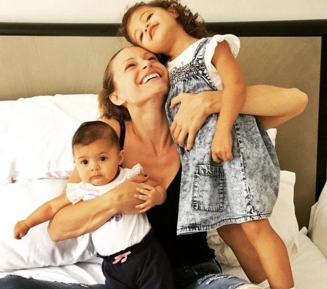 徒手|停电和老婆孩子困在家,巨石强森展现真正的技术徒手扯下大铁门