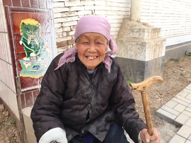 老人|今年92岁,全村最长寿老人,一双袜子穿20年,爱说爱笑从不记仇