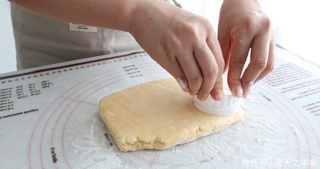 酥饼|外皮酥脆,里边软嫩的烤酥饼,抹上黄油和果酱更好吃