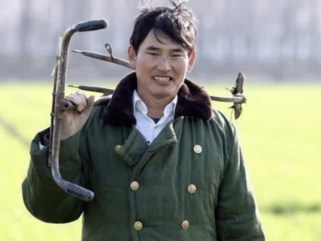 草根|草根明星大衣哥频上热搜,人红是非多,如今更是惨遭踹门!