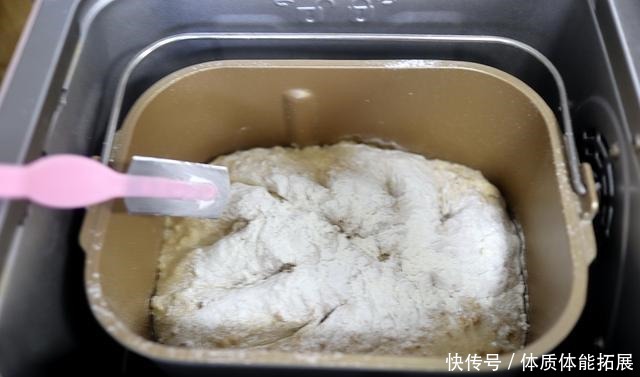 简单|用面包机做欧包,原来这么简单!只需加清水,外脆内嫩真地道