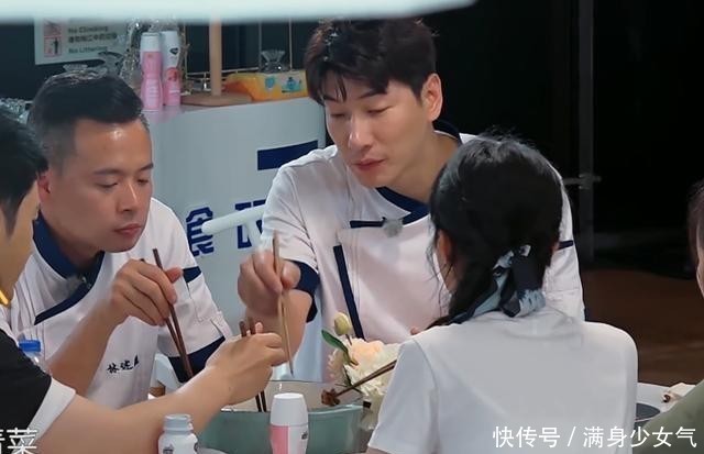 中餐厅|《中餐厅》其他人也扒拉菜,为何单骂赵丽颖?